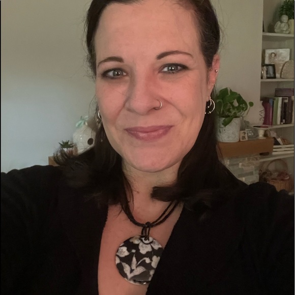 Meet your Posher, Becky - Picture 2 of 3